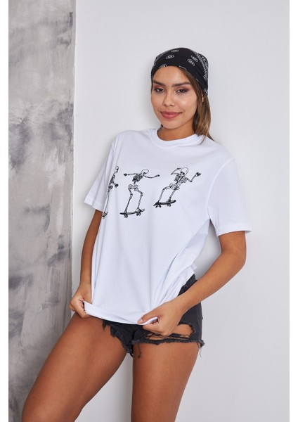 Kaykay Yapan Iskeletler Tasarım Baskılı Beyaz T-Shirt indirimleri