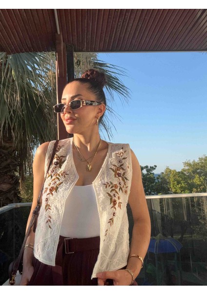 boncuk işlemeli önden düğmeli kısa beyaz yelek.