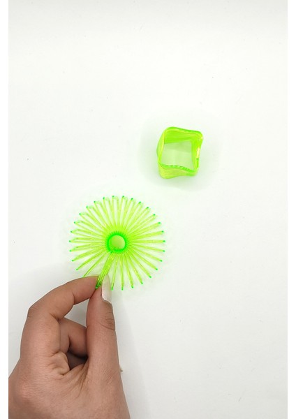 Kare Şekilli Neon Yeşil Stres Yayı Oyuncak Stres Yayı - 3 cm Çapında - 1 Adet fiyatları