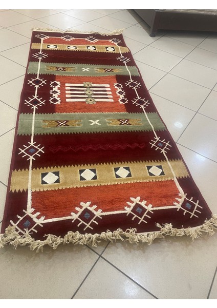 Kilim ağırlık borda renklerden oluşan El dokuma görünümlü Hindistan’da dokunan her alanda dekoratif olarak kullanılabilir modelleri