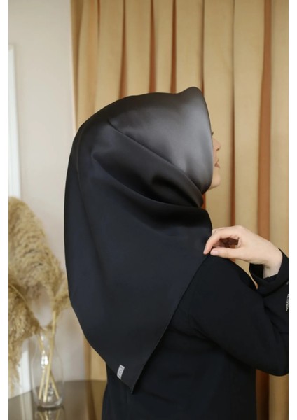 Sura İpek Eşarp Ebat: 90X90 Sura Ipek Eşarp 8971D -3682 Siyah-Gri Degrade modelleri