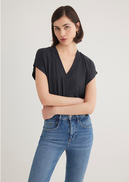 Lux Touch TENCEL TM V Yaka Siyah Modal Tişört 1612250-900