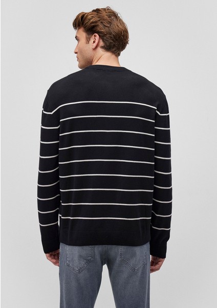 Beyaz Çizgili Siyah Kazak 0710226-900 fırsatları