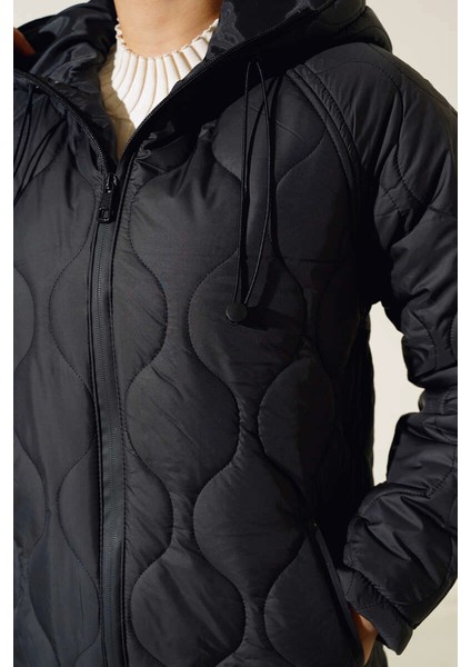 Kadın Siyah Kapüşonlu Kapitone Uzun Şişme Mont HZL24W-BD151771 modelleri