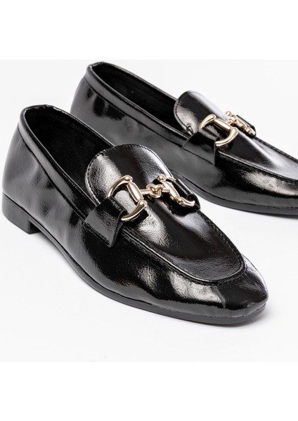 Siyah Rugan Toka Aksesuarlı Günlük Kadın Babet