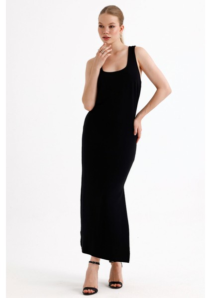 Yırtmaçlı Sırt Dekolteli Çapraz Askılı Kolsuz Kare Yaka Viskon Elbise | 35781 Siyah