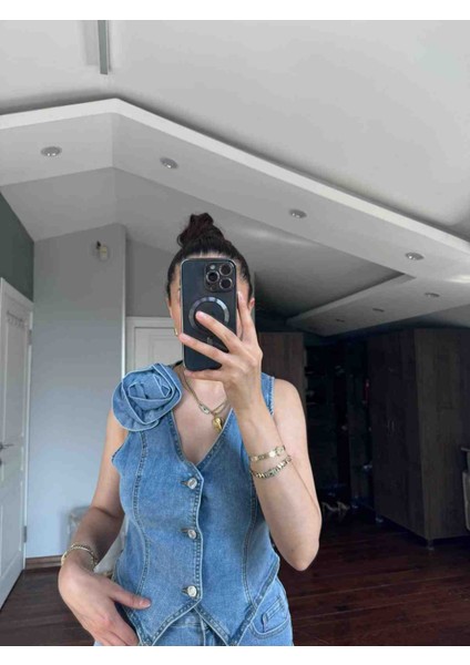 Denim kumaş yakası gül detaylı önden düğmeli yelek.