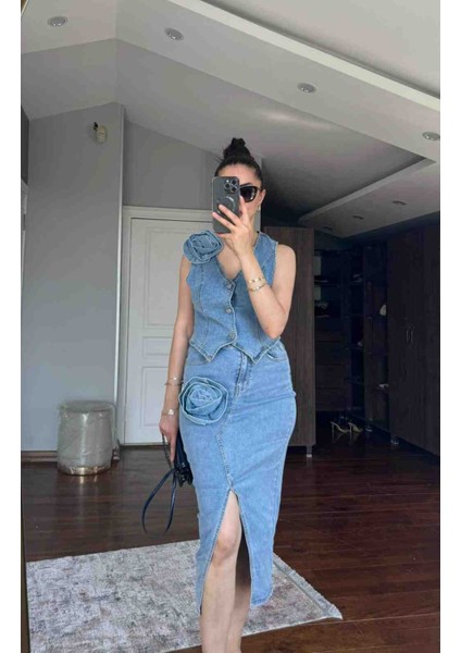 Denim kumaş yakası gül detaylı önden düğmeli yelek.