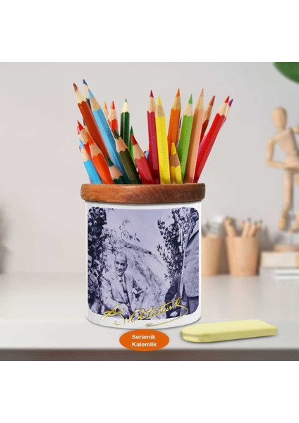 Bahçede Oturan Mustafa Kemal Atatürk Ahşap Seramik Kalemlik-s413