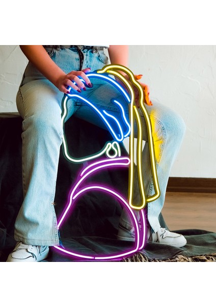 Meisje Neon Duvar Süsü - Vermeer'in Ikonik Eseri | Şık Metal Üzerine Neon LED Tabela | 38 cm x 65 cm