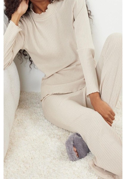 Kadın Polyester Yarım Balıkçı Yaka Uzun Kol Baby Overlok Detaylı Dik Yaka Fitilli Örme Pijama Takımı fiyatları
