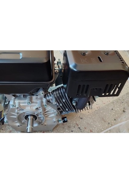 GK460 Benzinli Tek Motor İpli 18 HP Kamalı