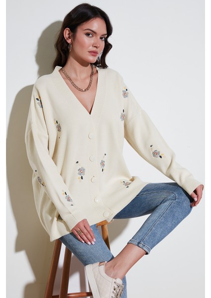 Çiçek Işlemeli Oversize Fit V Yaka Düğmeli Hırka Bayan Hırka 4616191