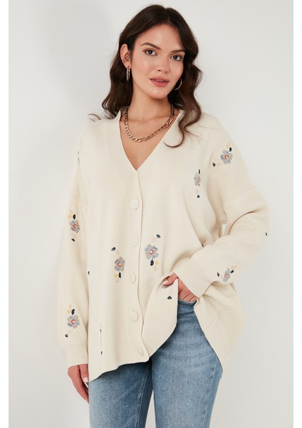 Çiçek Işlemeli Oversize Fit V Yaka Düğmeli Hırka Bayan Hırka 4616191 fırsatları