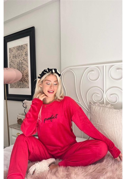 Kırmızı Perfect Desenli Exclusive Kadife Kadın Pijama Takımı modelleri