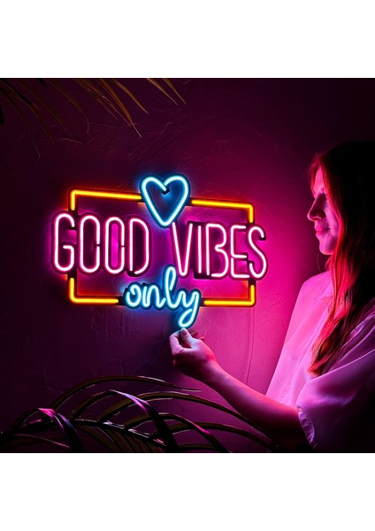 Good Vibes Only Love Neon Tabela | Metal Üzerine Neon, Turuncu, Pembe ve Buz Mavi | 60 cm x 34 cm