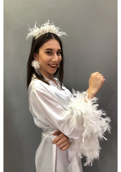 Beyaz Saten Tüylü Bride Sabahlık ve Tüylü Taç Küpe