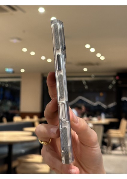 iPhone 16 Pro Max Uyumlu Darbelere Karşı Korumalı Magsafe Özellikli Gri Detaylı Sararmaz Şeffaf Kılıf