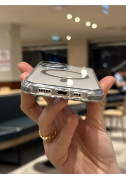 iPhone 16 Pro Max Uyumlu Darbelere Karşı Korumalı Magsafe Özellikli Gri Detaylı Sararmaz Şeffaf Kılıf