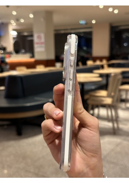 iPhone 16 Pro Uyumlu Darbelere Karşı Korumalı Magsafe Özellikli Beyaz Detaylı Sararmaz Şeffaf Kılıf