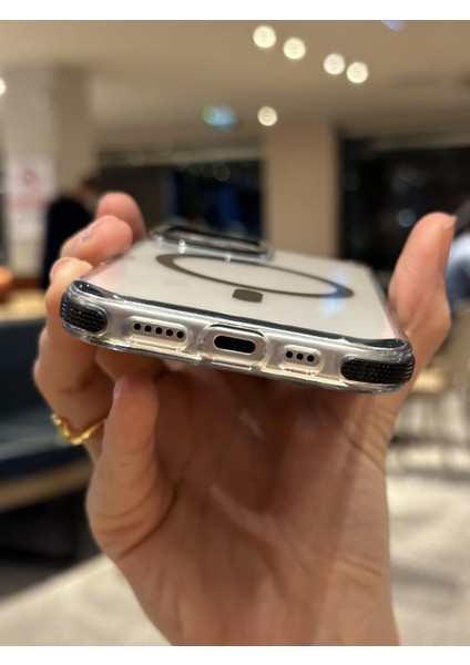 iPhone 16 Pro Max Uyumlu Darbelere Karşı Korumalı Magsafe Özellikli Siyah Detaylı Sararmaz Şeffaf Kılıf