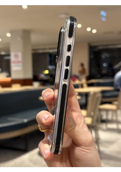 iPhone 16 Pro Max Uyumlu Darbelere Karşı Korumalı Magsafe Özellikli Siyah Detaylı Sararmaz Şeffaf Kılıf