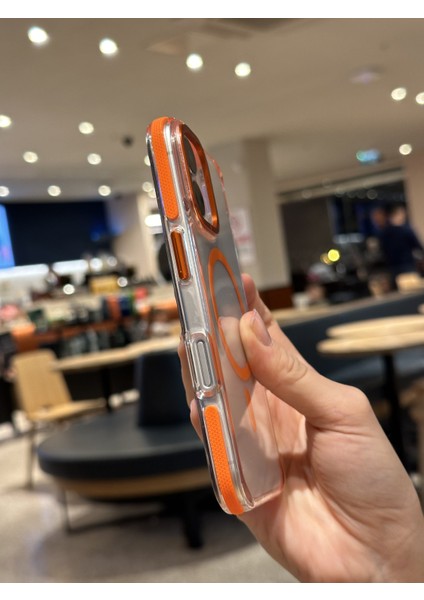 iPhone 16 Pro Max Uyumlu Darbelere Karşı Korumalı Magsafe Özellikli Turuncu Detaylı Sararmaz Şeffaf Kılıf