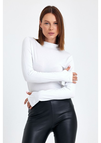 Kadın Beyaz Parmak Detaylı Yarım Balıkçı Yaka Pamuk Viskon Body