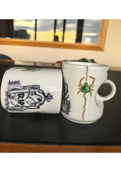 El Yapımı Cadılar Bayramı Seramik Kupa, Ürkütücü Sürüngen Örümceklerle Ürkütücü Rıp Mezar Taşı Mug