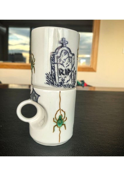 El Yapımı Cadılar Bayramı Seramik Kupa, Ürkütücü Sürüngen Örümceklerle Ürkütücü Rıp Mezar Taşı Mug