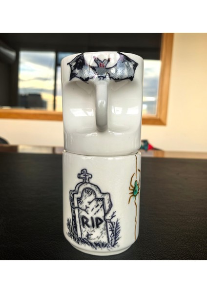 El Yapımı Cadılar Bayramı Seramik Kupa, Ürkütücü Sürüngen Örümceklerle Ürkütücü Rıp Mezar Taşı Mug