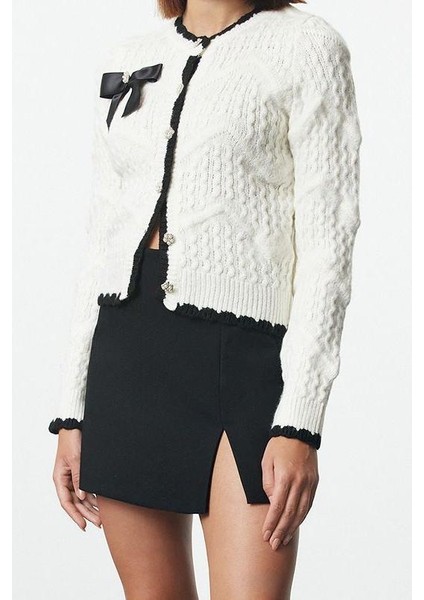 Kadın Moda Şık Regular Bisiklet Yaka Slim Kurdele Fiyonk Detaylı Boncuk Işlemeli Triko Hırka modelleri