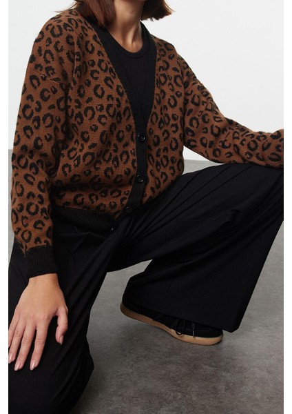 Kadın Moda Şık Regular V Yaka Regular Yumuşak Dokulu Leopar Desenli Triko Hırka