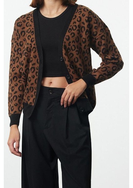Kadın Moda Şık Regular V Yaka Regular Yumuşak Dokulu Leopar Desenli Triko Hırka