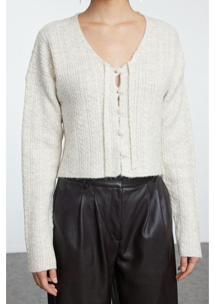Kadın Moda Şık Crop V Yaka Slim Crop Yumuşak Dokulu Bağlama Detaylı Triko Hırka