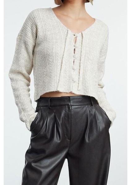 Kadın Moda Şık Crop V Yaka Slim Crop Yumuşak Dokulu Bağlama Detaylı Triko Hırka modelleri
