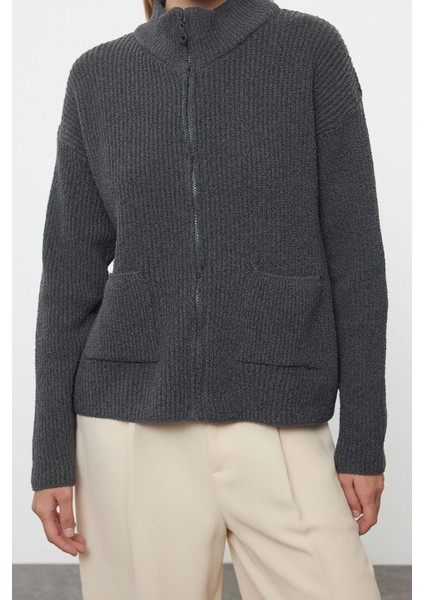 Kadın Moda Regular Dik Yaka Oversize Geniş Kalıp Yumuşak Dokulu Cep Detaylı Triko Hırka