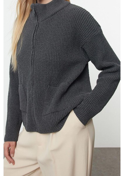 Kadın Moda Regular Dik Yaka Oversize Geniş Kalıp Yumuşak Dokulu Cep Detaylı Triko Hırka