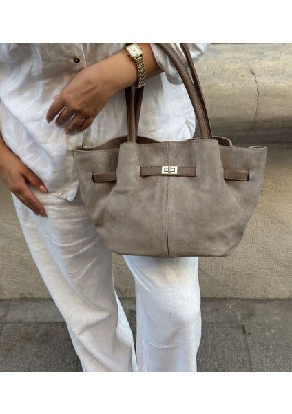 Süet Büzgülü Model Kilit Kapamalı Kadın El ve Omuz Çantası