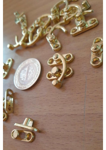 KÜÇÜK YAY GÖZÜ KANCALI KİLİT SARI 10 ADET KUTU SANDIK VE KAPAK KLİPSİ 20X24 MM