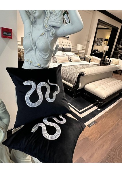 Yılan Nakışlı Kırlent Kılıfı Siyah-Gümüş