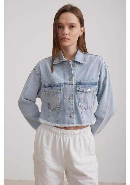 Kadın Buz Mavi Etek Ucu Yırtmaçlı Düğmeli Crop Jean Ceket