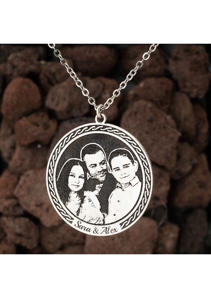 Aile Resimli ve Isimli Kişiye Özel Gümüş Kolye modelleri