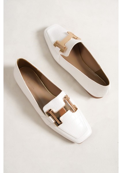 Küt Burunlu Metal Toka Aksesuarlı Kadın Loafer