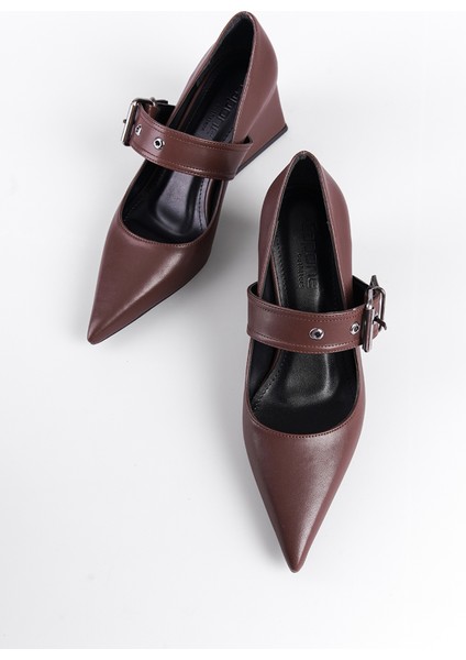 Sivri Burunlu Orta Topuklu Metal Tokalı Kadın Ayakkabı fırsatları