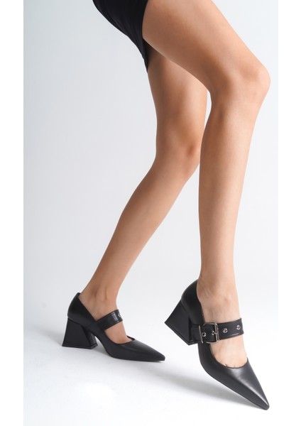 Sivri Burunlu Orta Topuklu Metal Tokalı Kadın Ayakkabı
