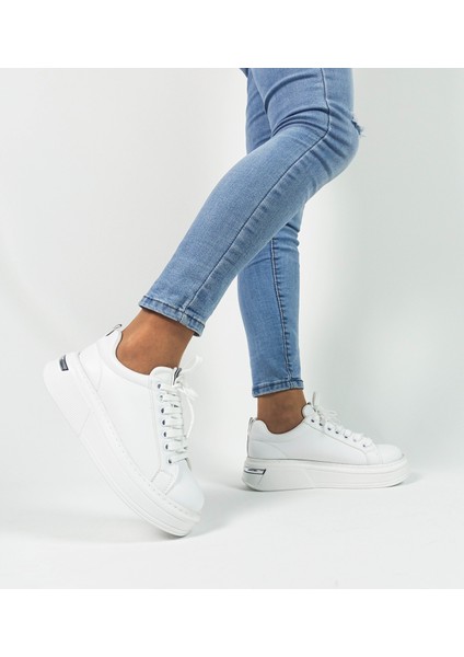 Beyaz Renk Bağcıklı Düz Taban Kadın Sneakers modelleri