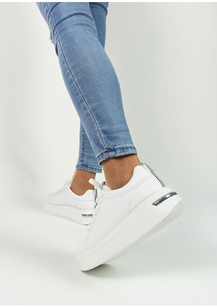 Beyaz Renk Bağcıklı Düz Taban Kadın Sneakers fırsatları