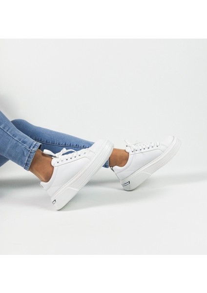 Beyaz Renk Bağcıklı Düz Taban Kadın Sneakers indirimleri