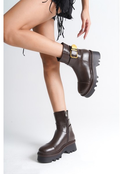 Trak Tabanlı Metal Tokalı Yandan Fermuarlı Kadın Uzun Bot